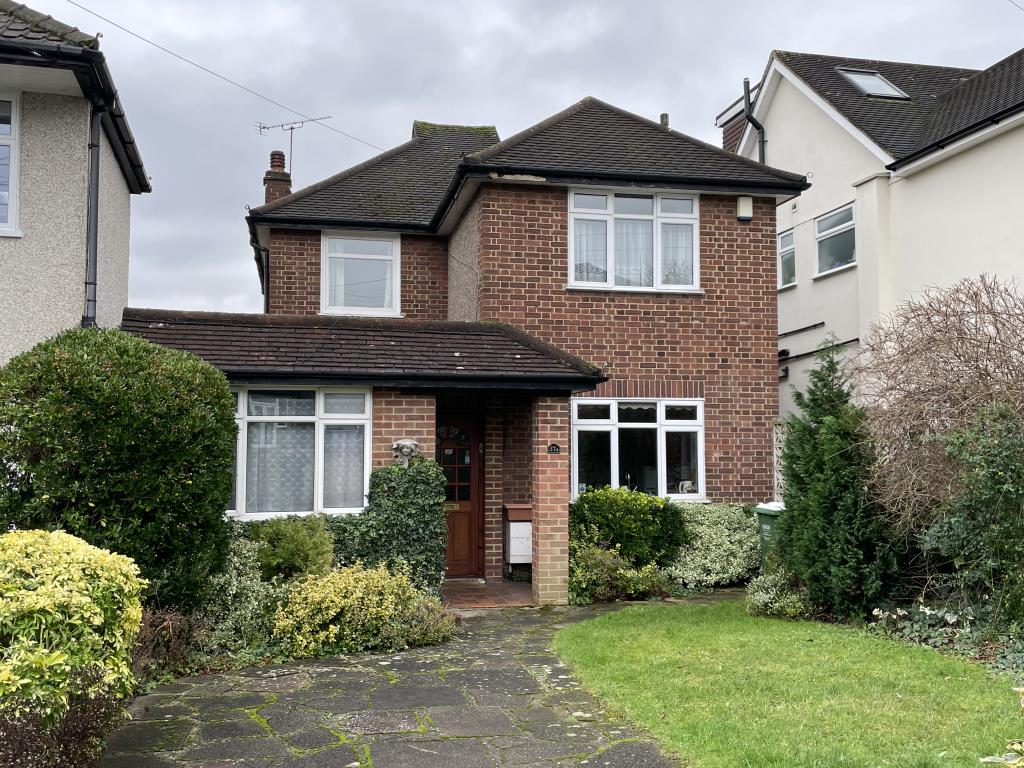 Lot: 86 - DETACHED HOUSE FOR INVESTMENT OR OWNER-OCCUPATION - Outside image of property from bottom of drive